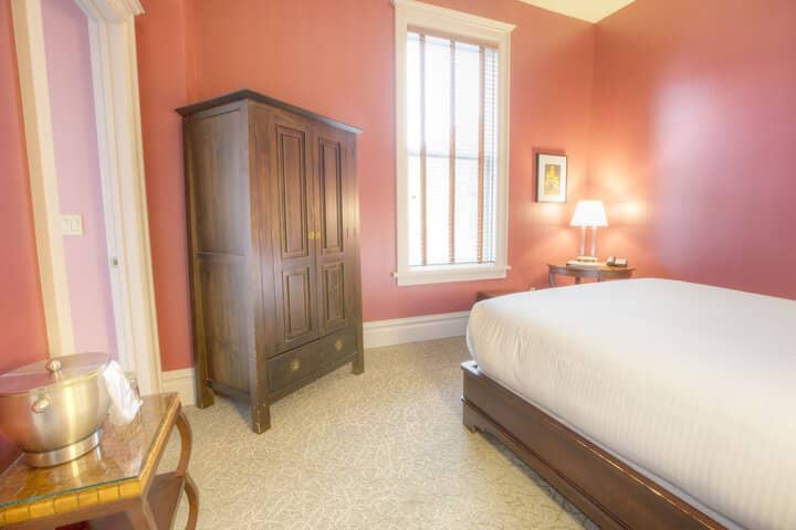 Room 28 of 147