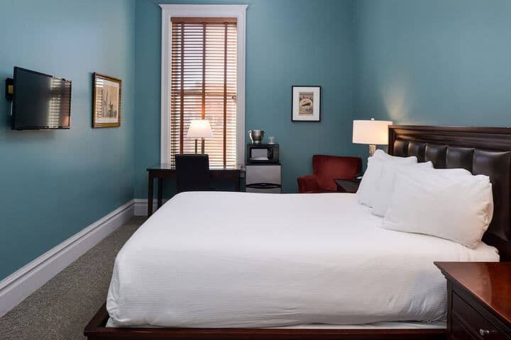 Room 42 of 147