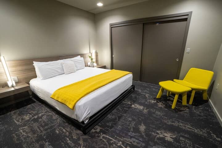 Room 33 of 147